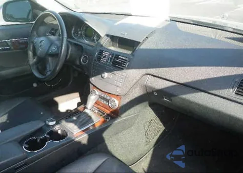 2009 Mercedes-Benz C300 z USA, uszkodzony, nr VIN WDDGF54X69R045282